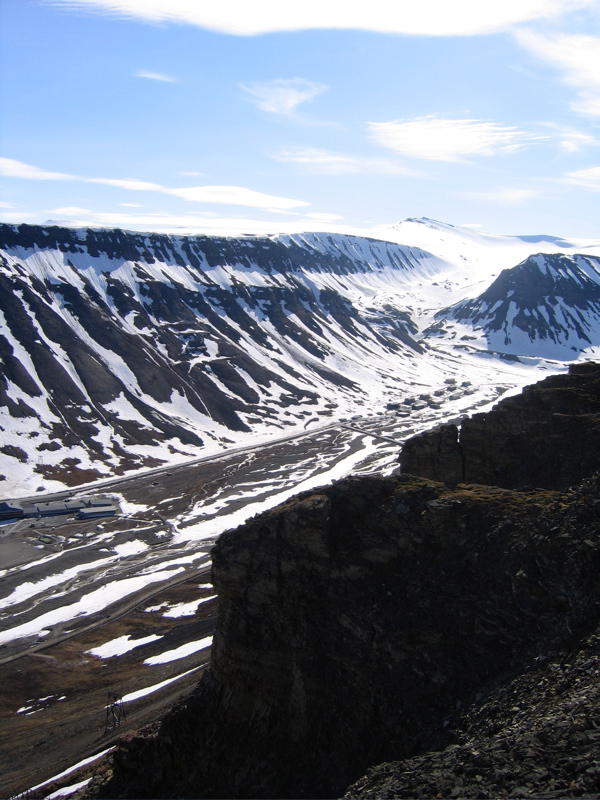 Blick das Tal von Longyearbyen hoch. Im Hang sieht man eine stillgelegte Mine. Im Hintergrund der 'Sarkofag' umgeben von zwei Gletschern